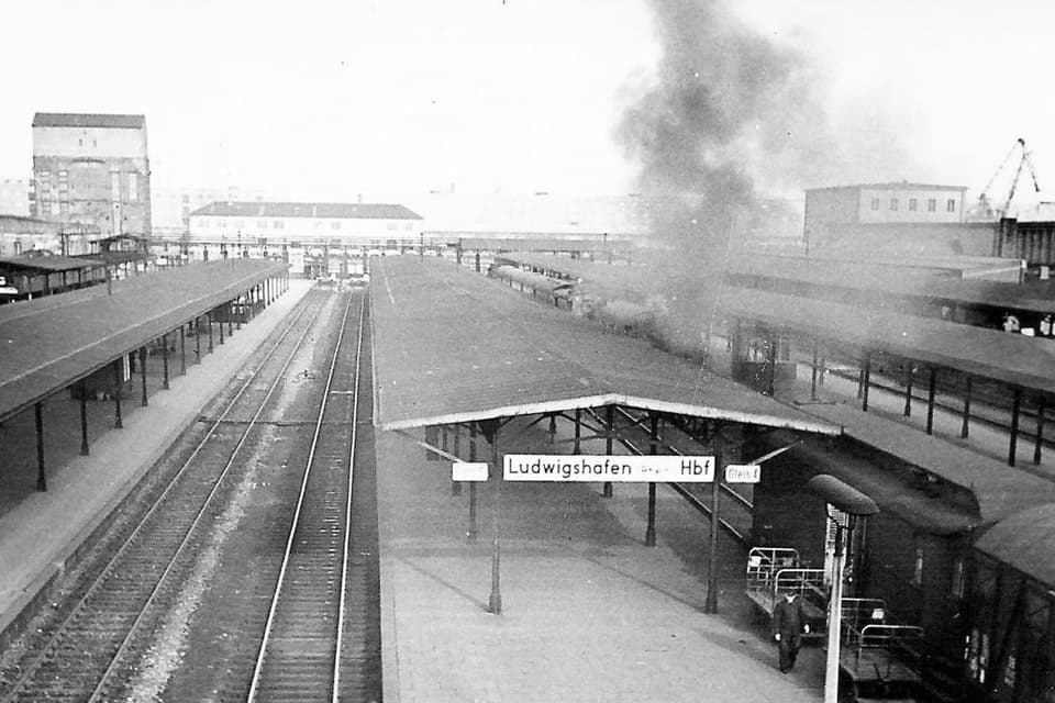 An image of Ludwigshafen’s main railway station from 1958, taken from wikipedia: https://commons.wikimedia.org/wiki/File:LU_Hbf_Februar_1958.jpg.